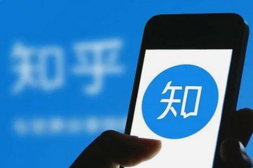 “老太太”意外爆火？网友热议其背后故事与意义